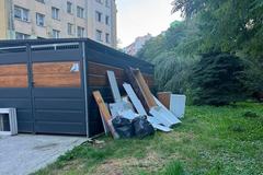 Śmiertnik obok śmietnika... Przykry widok przy Hetmańskiej