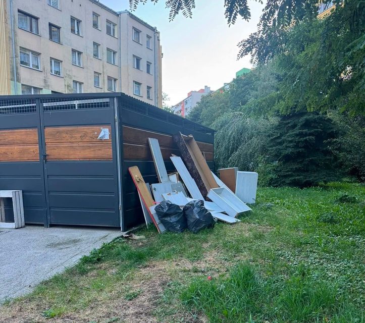 Śmiertnik obok śmietnika... Przykry widok przy Hetmańskiej