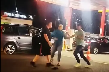 Poniedziałkowego ciśnienia na stacjach paliw nie wytrzymali też policjanci?