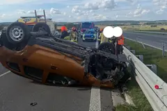 Bardzo groźny wypadek zakończony dachowaniem