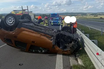Bardzo groźny wypadek zakończony dachowaniem