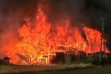 Olbtzymi pożar. Z ogniem walczyło 15 zastępów