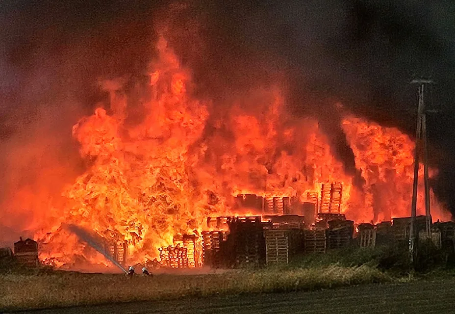 Olbtzymi pożar. Z ogniem walczyło 15 zastępów