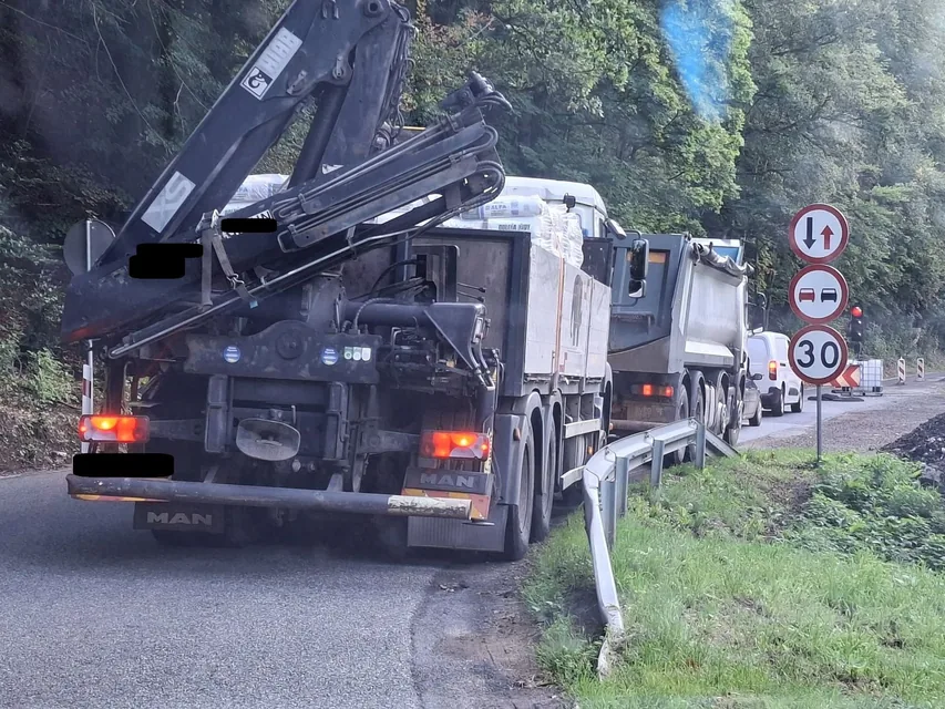 Zakazy zakazami, a ciężarówki jak jeździły, tak jeżdżą