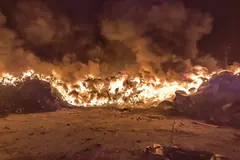 W nocnej akcji wzięło udział około 100 strażaków