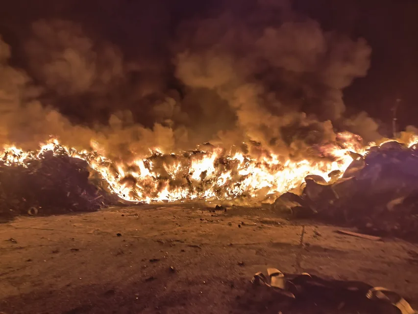 W nocnej akcji wzięło udział około 100 strażaków