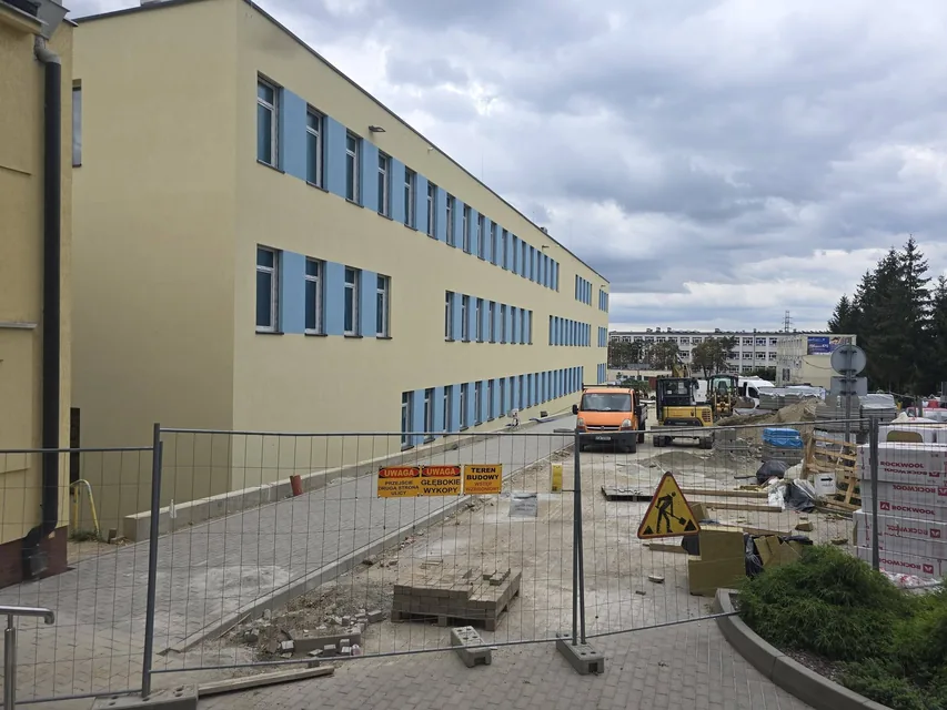 Budynek H już bez rusztowań. Oddanie obiektu jeszcze w tym roku