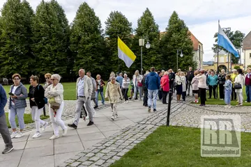 Stoją "murem" za proboszczem