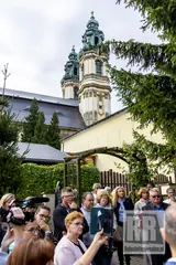 Stoją "murem" za proboszczem