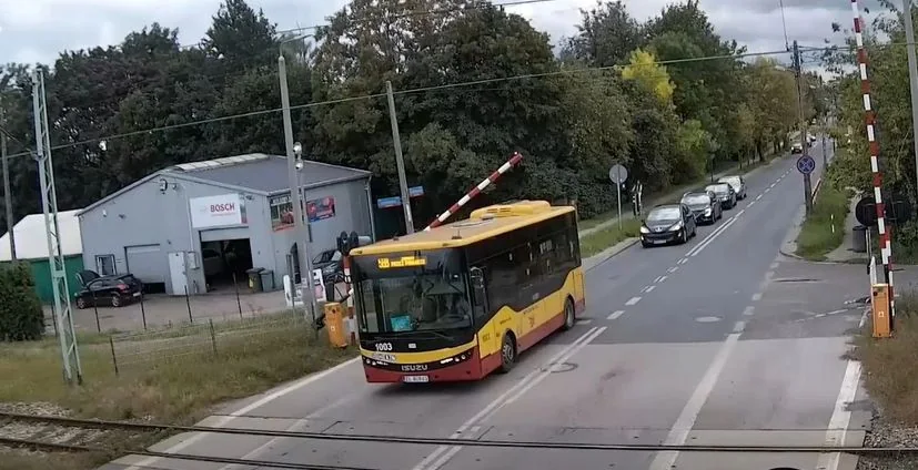 Plaga na przejazdach. Kierowcy ryzykują życie