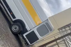 Paczki InPost-u suną po rampie, inne lecą wprost do bagażnika...