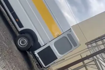 Paczki InPost-u suną po rampie, inne lecą wprost do bagażnika...