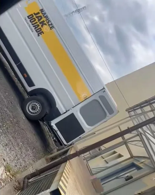 Paczki InPost-u suną po rampie, inne lecą wprost do bagażnika...