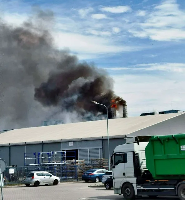 Olbrzymi pożar na terenie firmy produkcyjnej