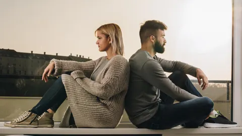 Samotność w związku i życie obok siebie. Kiedy zaczyna się kryzys w związku?