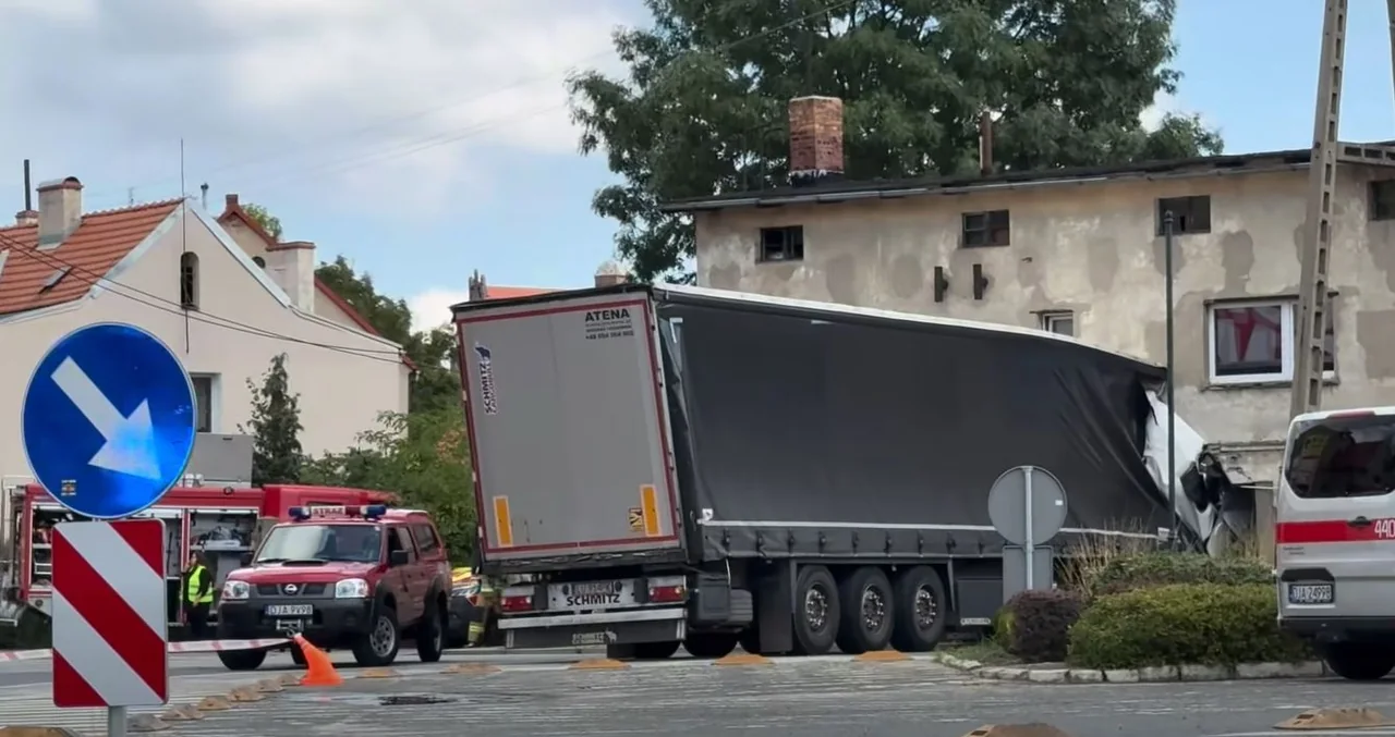 Ciągnik z naczepą wjechał w budynek!