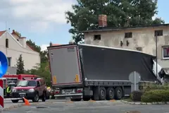 Ciągnik z naczepą wjechał w budynek!
