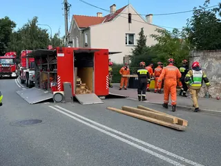 Po około godzinie walki udało się wydobyć kierowcę [FOTO]