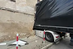 Po około godzinie walki udało się wydobyć kierowcę [FOTO]