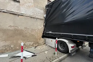 Po około godzinie walki udało się wydobyć kierowcę [FOTO]