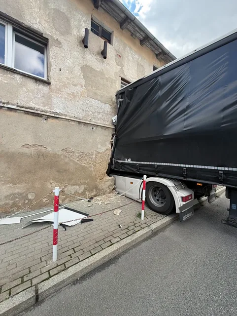 Po około godzinie walki udało się wydobyć kierowcę [FOTO]