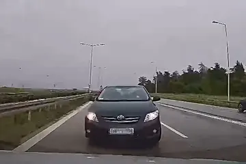 Taka niespodzianka na A4... Czołowe zderzenie! [VIDEO]