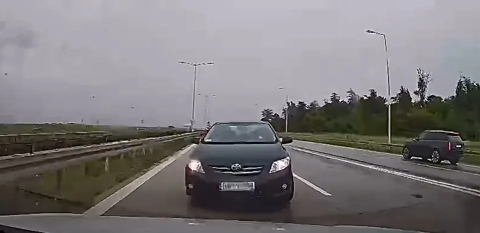 Taka niespodzianka na A4... Czołowe zderzenie! [VIDEO]
