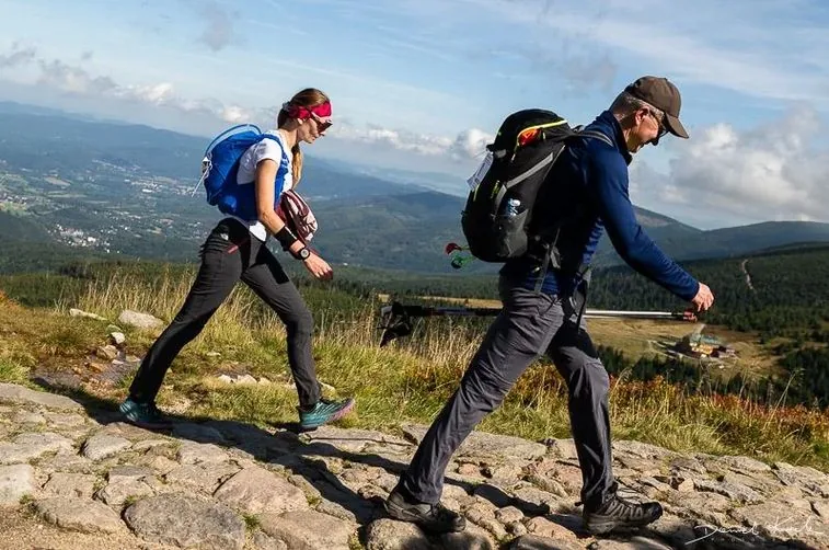 Aż 200 osób zrezygnowało po drodze - 140 km do przejścia to morderczy dystans - VIDEO
