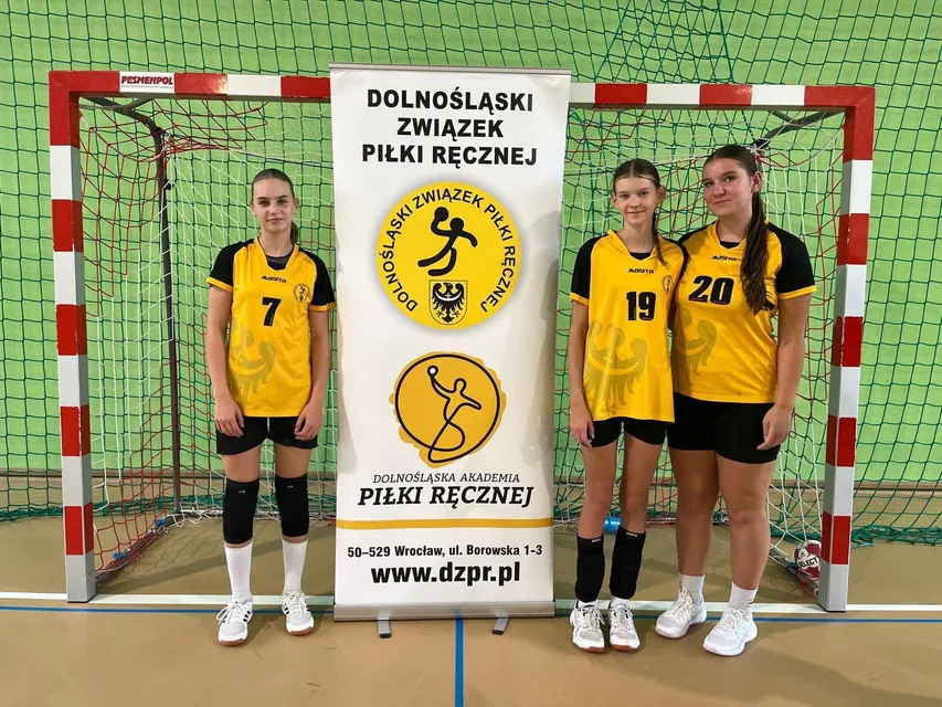 Nasze dziewczyny z brązowymi krążkami