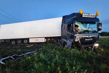Chwile grozy na A4: Nocny wypadek z udziałem ciągnika i pokjazdu dostawczego