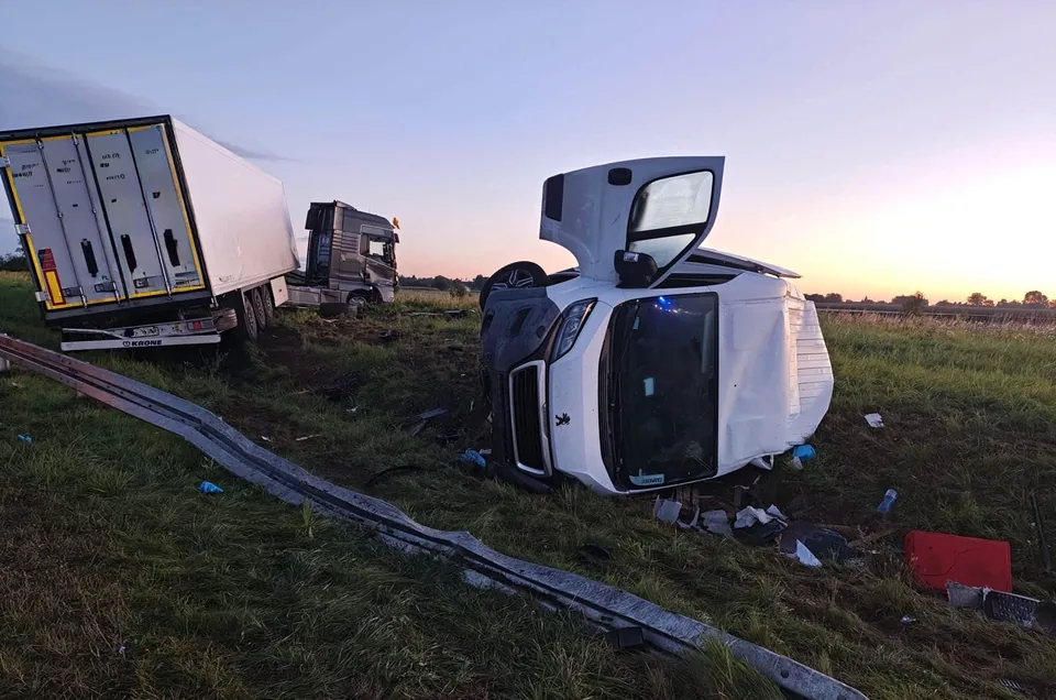 Chwile grozy na A4: Nocny wypadek z udziałem ciągnika i pokjazdu dostawczego