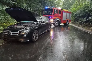 Kierowca nie opanował auta i udetrzył w drzewo