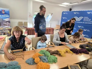 Międzypokoleniowe spotkanie przy krośnie