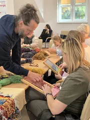 Międzypokoleniowe spotkanie przy krośnie