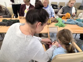 Międzypokoleniowe spotkanie przy krośnie