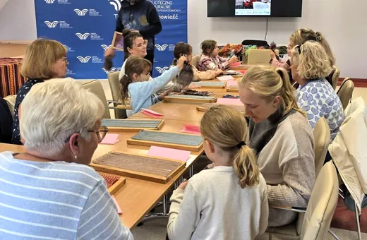 Międzypokoleniowe spotkanie przy krośnie