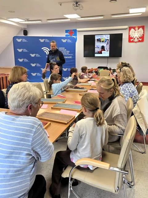 Międzypokoleniowe spotkanie przy krośnie