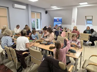 Międzypokoleniowe spotkanie przy krośnie