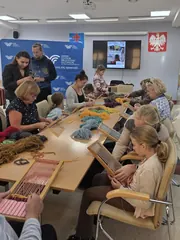 Międzypokoleniowe spotkanie przy krośnie