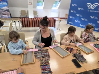 Międzypokoleniowe spotkanie przy krośnie