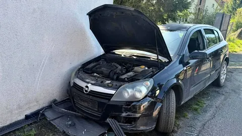 Pijany przejechał przez ogrodzenie i uderzył w budynek