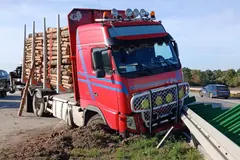 Wypadek ciężarówki z drewnem. Utrudnienia na drodze w obu kierunkach!