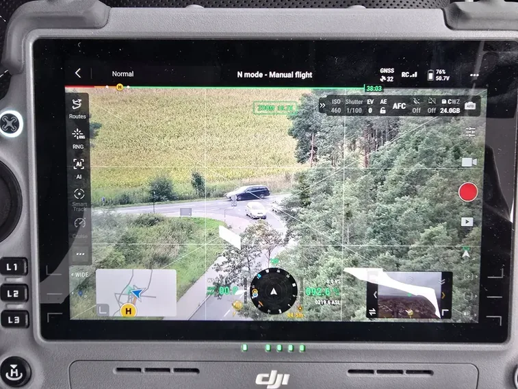 Policja zagląda na przejazdy kolejowe. Pomaga dron