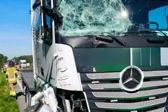 Ciężarówka "skasowała" pojazd zabezpioeczenia drogowego