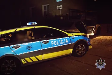 Poijany, bez uprawnień wdał się w ucieczkę i potrącił policjanta [ZDJĘCIA]