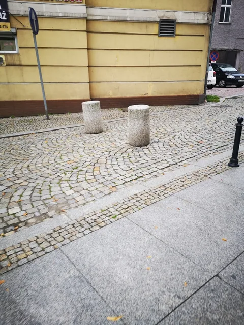 Drogowe pułapki na Placu Magistrackim w Wałbrzychu