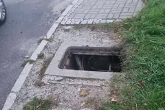 Wandal wyrwał studzienki nieopodal placu zabaw dla dzieci. Jedna osoba już ucierpiała!