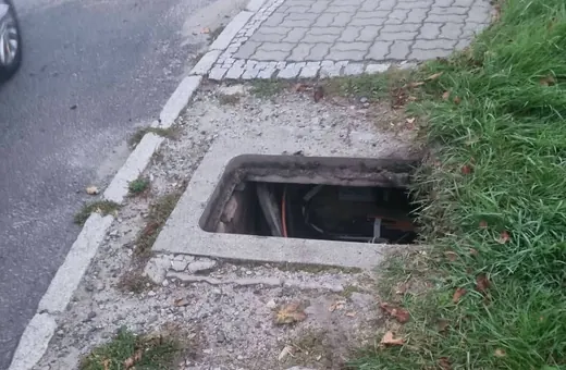 Wandal wyrwał studzienki nieopodal placu zabaw dla dzieci. Jedna osoba już ucierpiała!