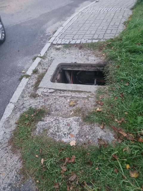 Wandal wyrwał studzienki nieopodal placu zabaw dla dzieci. Jedna osoba już ucierpiała!