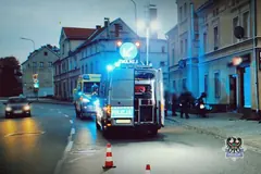 Motocyklistka uderzyła w budynek, drugi przewrócił się na zakręcie [ZDJĘCIA]